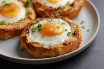 Ouă în cuib de cartofi cu parmezan, rețetă rapidă din piure rămas. Perfectă pentru mic dejun sau brunch, simplă și gustoasă.