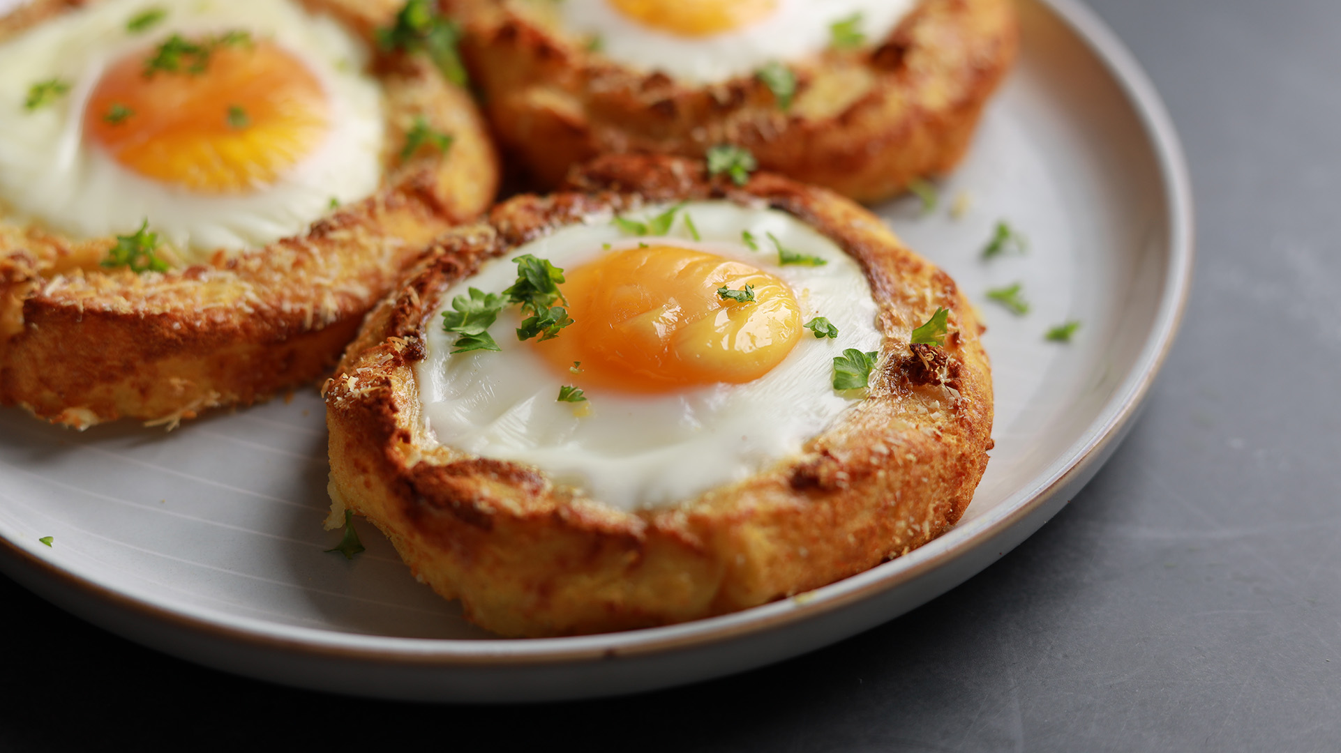 Oua in cuib de cartofi cu parmezan