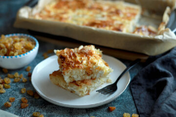 Plăcintă creață cu brânză și stafide, desert rapid cu foi de plăcintă, cremos și aromat. Rețetă simplă, perfectă pentru orice zi.