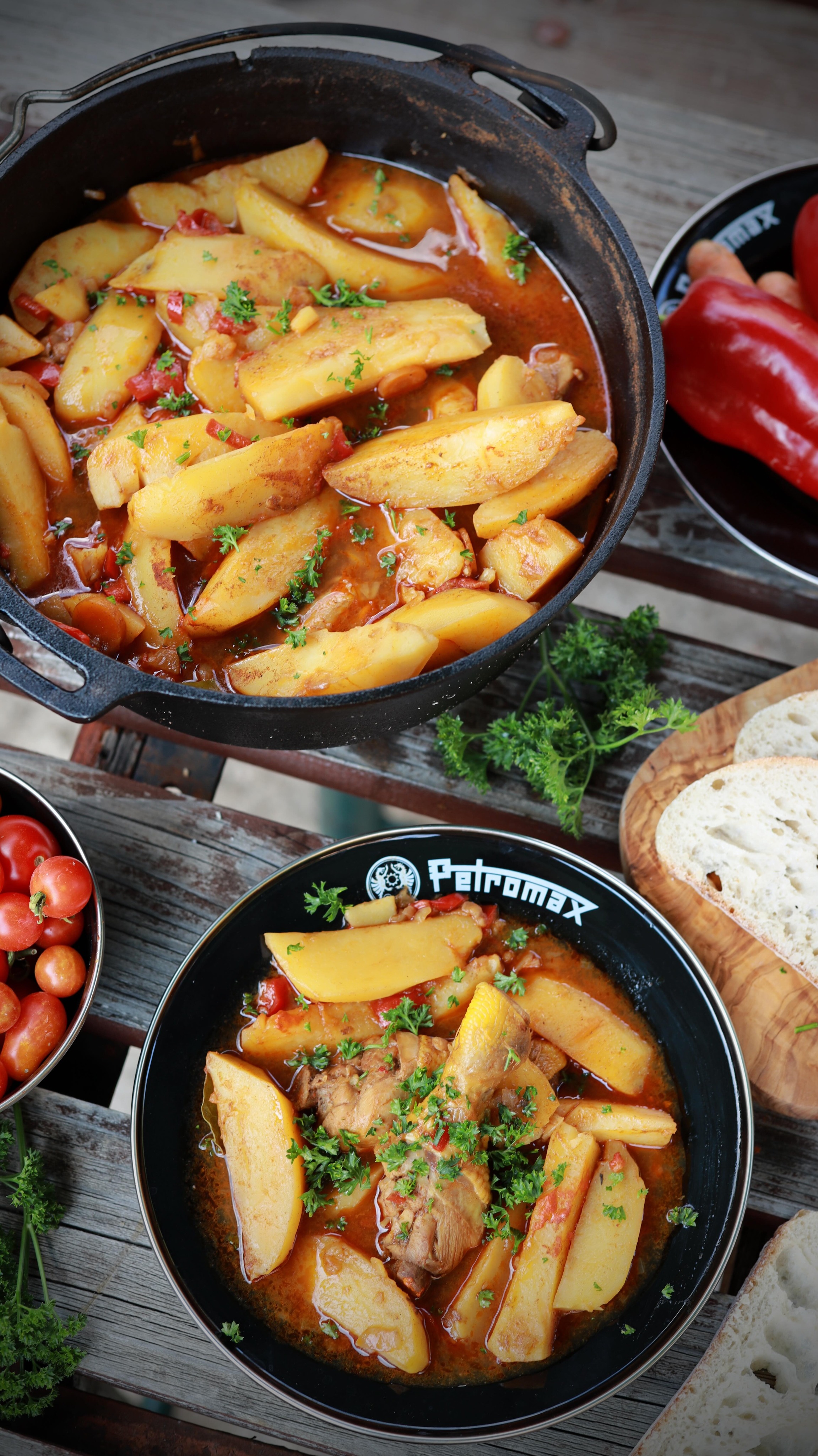 👉Când ai mâncat ultima dată ceva gătit pe foc adevărat?
🔥Gătesc 30 de zile afară – ziua 2
👉Follow să nu pierzi nicio rețetă!
✅Ingrediente:
1 kg ciocănele de pui
2 cepe mari
1 ardei
1 morcov boia de ardei dulce
sare, piper
1 kg cartofi
puțin ulei de floarea soarelui
Azi  fac tocană de pui cu cartofi la ceaun.1.	Pregătesc jarul, cu lemne și cărbuni. Călesc ceapa în puțin ulei, apoi adaug morcovi, ardei și sare. Pun și piper, iar când legumele sunt moi, adaug pulpele de pui.
2.	Le prăjesc și pe ele puțin, apoi adaug boia dulce și sting totul cu apă. Las să fiarbă vreo 20 de minute, apoi pun cartofii și două frunze de dafin.
3.	E gata când cartofii sunt fierți!
Poftă bună!#retetesimple #retetesanatoase #retete #reteterapide #bucatarmaniac