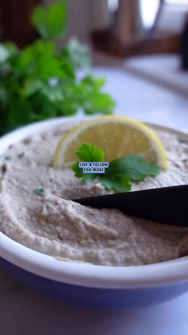 🥚 Dacă vrei proteină, omega-3, și gust bun în doar 5 minute… încearcă acest pate cu sardine si  ouă fierte.
#101rețetecuouă – episodul 3
Ingrediente (cantități standard estimate)
🐟 1 conservă sardine (≈120 g scurse) → ~ 220 kcal
🥚 2 ouă fierte → ~ 140 kcal
🥄 1 linguriță muștar Dijon (5 g) → ~ 5 kcal
🧀 1 lingură cremă de brânză light (20 g) → ~ 35 kcal
🧅 ¼ ceapă (≈25 g) → ~ 10 kcal
🍋 Zeamă de lămâie → ~ 2 kcal
🌿 Pătrunjel → neglijabil
Sare & piper → 0 kcalPui sardinele dintr-o conserva in  blender sau robot, adaugi 2 ouă fierte, o linguriță de muștar dijon, o lingură crema de brânză light, un sfert de ceapă, pătrunjel proaspăt, zeamă de lămâie, sare și piper.
Mixezi câteva minute și obții cel mai gutos și sănătos pateu, delicios și cu puține calorii.
Follow pentru mai multe idei delicioaseEstimare calorii
🔢 Total estimat (toată rețeta)
👉 ≈ 410–420 kcal pentru întreaga compoziție🍽️ Calorii pe porție (aprox.)
Depinde cum o împarți:
2 porții → ~ 205 kcal / porție
3 porții → ~ 135 kcal / porție
4 porții (tartine/snack) → ~ 100 kcal / porție💪 Bonus nutrițional
✔ proteină completă (ou + pește)
✔ bogată în Omega-3
✔ conține vitamina D, B12 și calciu (mai ales din sardine)
✔ foarte sățioasă raportat la caloriiDe ce e super nutritivă
✅ proteină completă → ajută masa musculară & sațietatea
✅ omega-3 din sardine → susține inima și creierul
✅ vitamina D + B12 → energie și sistem nervos
✅ indice glicemic foarte mic#retetesimple #retetesanatoase