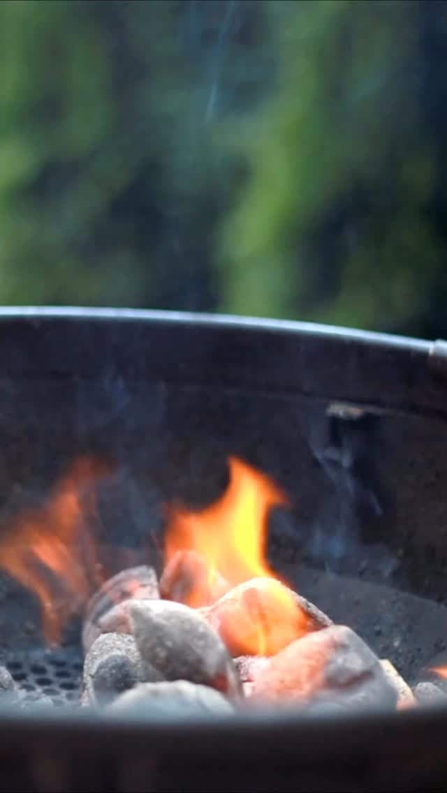 👉Cine zice că numai carnea e bună la grătar, n-a încercat rețeta asta de Ciuperci umplute, simplu de făcut și mult mai gustoase!
Le-am umplut cu roșii proaspete, parmezan și mozzarella. Mi-ar fi plăcut să am mozzarella proaspătă și poate ar fi mers și puțin usturoi sau busuioc proaspăt, dar au fost foarte bune și așa, voi le puteți face după gustul vostru. Fix la fel le puteți face și în tigaie sau la cuptor.
Voi cum faceți ciupercile umplute?
Ingrediente:
✅ 3 ciuperci mari
✅ 1-2 roșii
✅ puțin unt
✅sare, piper
✅oregano
✅parmezan ras
✅ cașcaval sau mozzarella
Mod de preparare:
1️⃣ Am tocat mărunt 2 roșii mici și le-am condimentat cu sare, piper și oregano uscat. 2️⃣ Am îndepărtat codițele ciupercilor și le-am pus pe grătar cu lamelele în jos, direct pe jar. Ciupercile conțin foarte multă apă, așa că nu se vor arde ușor. Le-am copt jumătate de minut , apoi le-am întors.
3️⃣ Am pus în interiorul ciupercilor roșiile tocate, puțin unt și am presărat parmezan și mozzarella rasă (mozzarella proaspătă e și mai bună dacă aveți)
4️⃣ Am așezat ciupercile umplute într-o parte a grătarului mai ferită de flăcări și le-am l-ai lăsat câteva minute sub capac.
5️⃣Le-am mâncat imediat cu mult parmezan ras deasupra!#retetesimple #retetesanatoase #retete #reteterapide #grătar