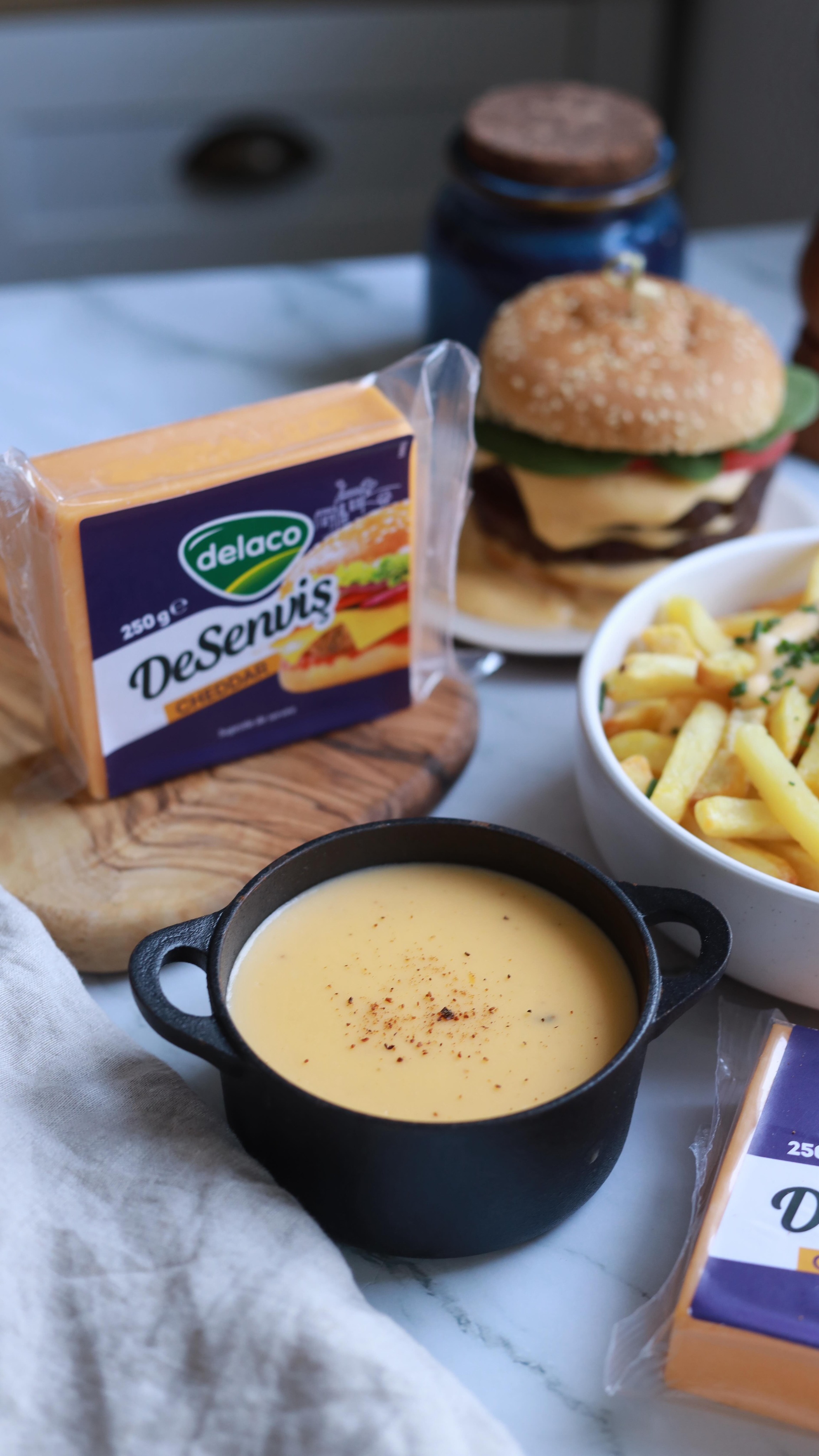 👉Sos cheddar cremos pentru burger și cartofi
🔥Faci cartofii prăjiți la air fryer ca să fie mai sănătoși, faci burgherul acasă ca să știi ce pui în el.  De ce să nu faci chiar tu și sosul de cheddar pentru burger și cartofi? Că e super simplu și durează foarte puțin.
Ingrediente:
20 g unt
20 g făină
200 ml lapte
80–100 g cheddar ras (de exemplu Delaco)
sare după gust
piper după gust
un praf de nucșoară (opțional)
opțional: boia, chilli, usturoi pudră, etc
1.	Topești puțin unt , apoi adaugi făină și apoi câte puțin lapte, în timp ce amesteci cu un tel, la foc mic, ca să obții  o compoziție ca o smântâna.
2.	Adaugi, sare , piper, nucșoară și ce condimente mai vrei, apoi  ca să obții cel mai bun gust, adaugi cheddar Delaco , dat pe răzătoare. Se topește imediat și obții cel mai gustos sos pentru burgeri, cartofi prăjiți sau orice vrei tu!
Tips:
Dacă sosul e prea gros, mai adaugă puțin lapte . Dacă e prea subțire , mai lasă-l 1-2 minute pe foc.
Follow pentru mai multe idei delicioase#retetesimple #retetesanatoase #retete #reteterapide #bucatarmaniac