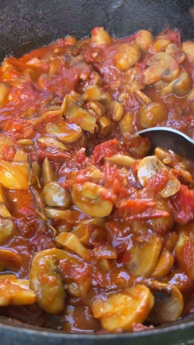 👉Ai încercat vreodată să pui altceva în ceaun în afară de carne? S-ar putea să îți placă mai mult!
🔥Gătesc 30 de zile afară – ziua 10
👉Urmărește-mă să nu pierzi nicio rețetăIngrediente:
1 kg ciuperci champignon
2 ceape
1 ardei roșu
3 roșii tocate li decojite
4 lingurițe boia dulce
3 linguri ulei
sare, piper
1 crenguță cimbru
pentru mămăligă
1 l apă
300 g mălai
50 g unt
puțină sare
1.	Am călit ceapa și ardeii în ulei încins, apoi am adăugat ciupercile și le-am gătit cîteva minute până când au devenit moi și s-au rumenit puțin.
2.	Am adăugat roșiile tocate și boiaua și o crenguță de cimbru am lăsat totul la fiert aproximativ 20 minute cu capac.
3.	Între timp am pregătit mămăliga. Am pus apă la fiert cu puțină sare și când a dat în clocot, am adăugat mălaiul treptat, amestecând în același timp cu un tel. Am fiert mămăliga vreo 5-6 minute amestecând constant. La final am adăugat și 50 de grame de untAi încercat vreodată să pui altceva în ceaun în afară de carne? S-ar putea să îți placă mai mult!
Gătesc 30 de zile afară – ziua 10
Urmărește-mă să nu pierzi nicio rețetă
Ingrediente:
1 kg ciuperci champignon
2 ceape
1 ardei roșu
3 roșii tocate li decojite
4 lingurițe boia dulce
3 linguri ulei
sare, piper
1 crenguță cimbru
pentru mămăligă
1 l apă
300 g mălai
50 g unt
puțină sare
1.	Am călit ceapa și ardeii în ulei încins, apoi am adăugat ciupercile și le-am gătit cîteva minute până când au devenit moi și s-au rumenit puțin.
2.	Am adăugat roșiile tocate și boiaua și o crenguță de cimbru am lăsat totul la fiert aproximativ 20 minute cu capac.
3.	Între timp am pregătit mămăliga. Am pus apă la fiert cu puțină sare și când a dat în clocot, am adăugat mălaiul treptat, amestecând în același timp cu un tel. Am fiert mămăliga vreo 5-6 minute amestecând constant. La final am adăugat și 50 de grame de unt.#retetesimple #retetesanatoase #retete #reteterapide #bucatarmaniac