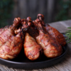 Peștele la grătar este una dintre cele mai sănătoase și rapide opțiuni pentru o masă completă. Cu câteva ingrediente simple și un sos bine făcut, rezultatul este spectaculos.