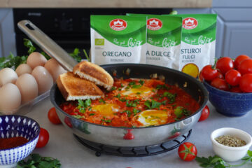 Shakshouka rețetă orientală cu ouă în sos de roșii. Mic dejun rapid, sănătos și foarte aromat, gata în câteva minute.
