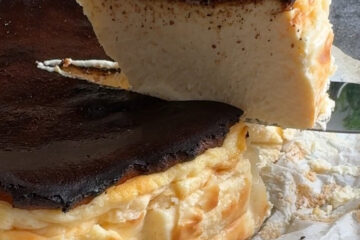 Basque Cheesecake cremos fără blat, cu crustă caramelizată. Rețetă simplă și rapidă pentru un desert spectaculos.
