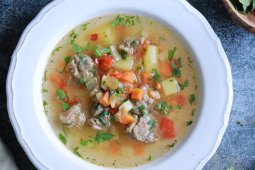 Ciorbă de miel tradițională, rețetă simplă și gustoasă pentru Paște. Supă aromată cu legume și verdeață, perfectă pentru masa de sărbătoare