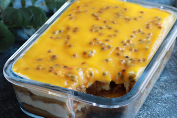 Tiramisu cu mango și fructul pasiunii, desert exotic fără coacere. Rețetă rapidă, cremoasă și perfectă pentru orice ocazie.