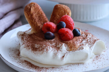 Tiramisu Pavlova, desert spectaculos cu bezea și mascarpone. Rețetă originală, rapidă și perfectă pentru ocazii speciale.