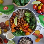 Buddha bowl vegan cu quinoa, cartofi dulci la cuptor, broccoli si naut