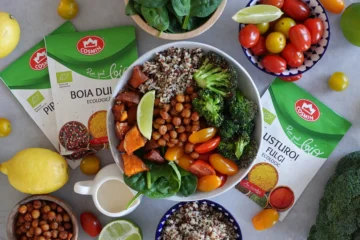 Buddha bowl vegan cu quinoa, cartofi dulci la cuptor, broccoli si naut