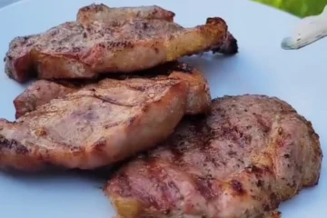 ceafa de porc la gratar cu lamaie si oregano - Gatesc afara 30 de zile ziua 29