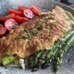 omletă cu sparanghel şi telemea sfărâmată într-o tigaie