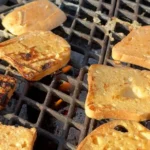 pâine cu ou la grătar fără ulei, rumenite pe ambele părţi