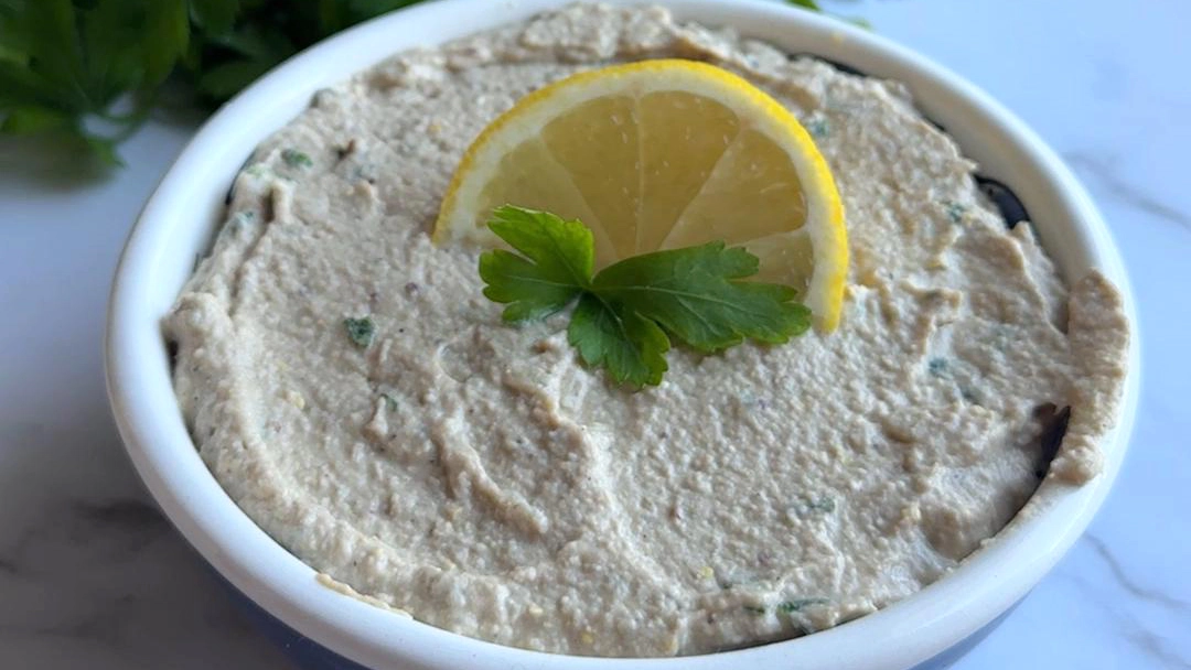 pate de sardine cu ouă în castron, servit pe felii de pâine