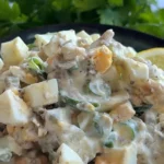 salată de ouă cu sardine și iaurt grecesc, servită cu castravete murat