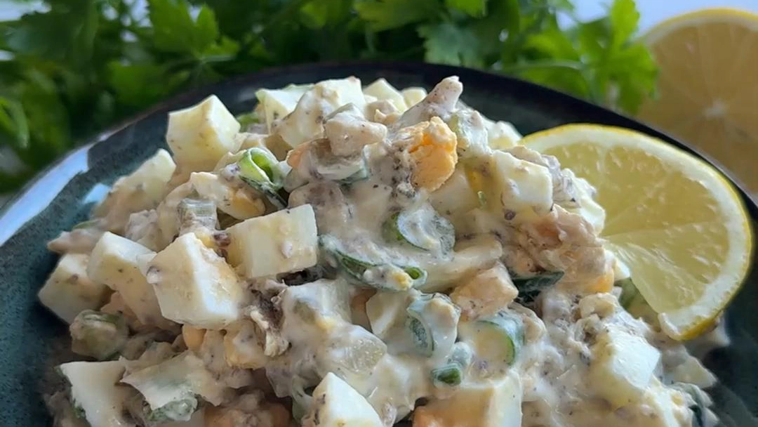 Salată de ouă cu sardine şi iaurt – bogată în proteine şi Omega-3