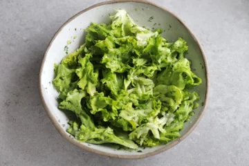 salata verde de vara cu ceapa verde si marar