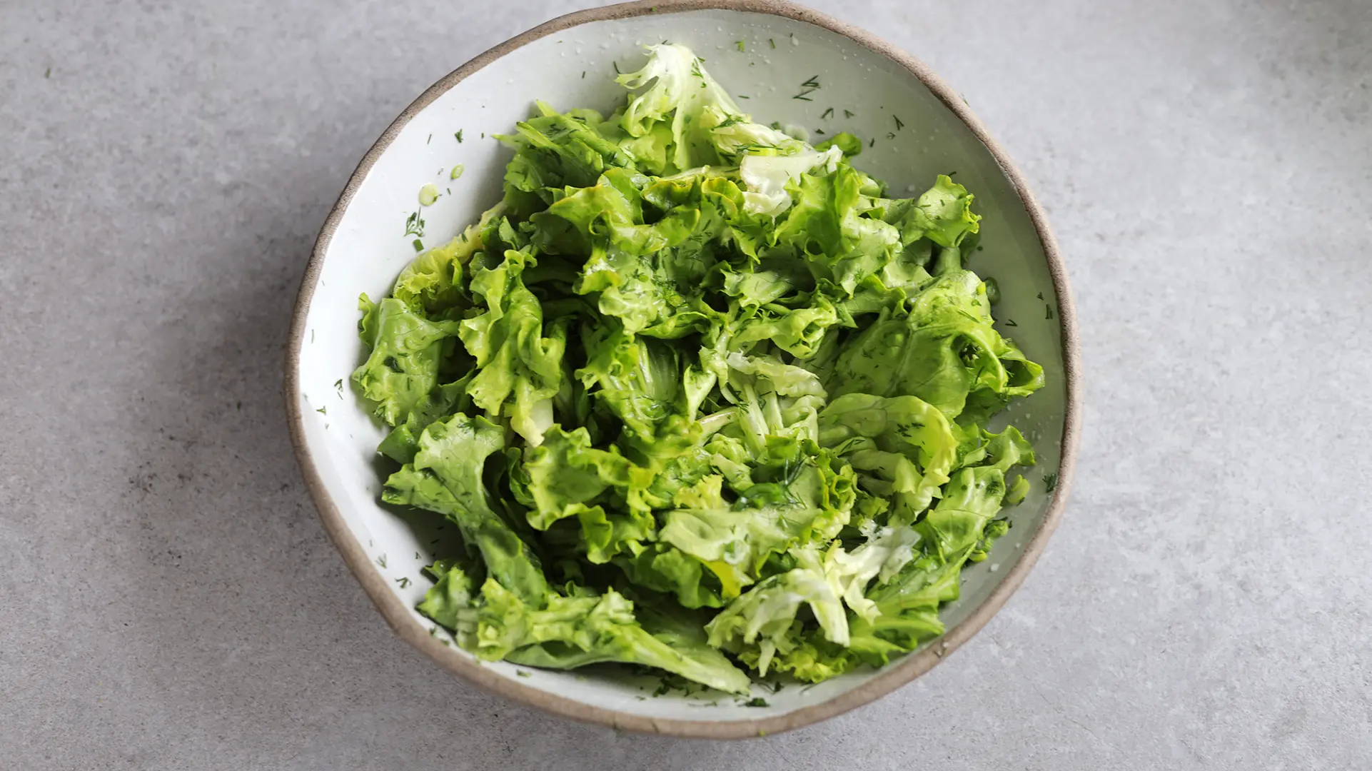salata verde de vara cu ceapa verde si marar