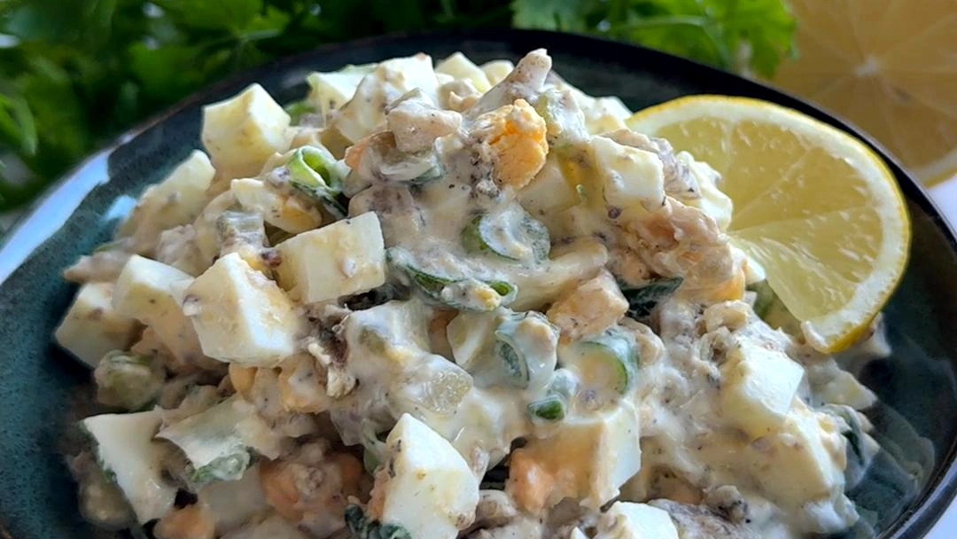 salată cu avocado şi ouă cu iaurt grecesc servită pe pâine prăjită