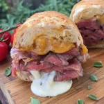 sandwich cu vita la gratar cu bacon cheddar si sos de usturoi - Gatesc afara 30 de zile ziua 28