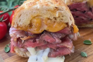 sandwich cu vita la gratar cu bacon cheddar si sos de usturoi - Gatesc afara 30 de zile ziua 28