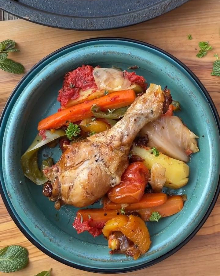 Gătesc afară 30 de zile – Ziua 30: Tajine cu pui și legume