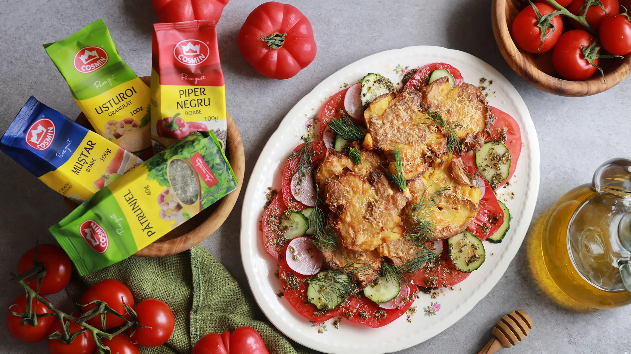 Cartofi noi zdrobiți cu salată și dressing aromat