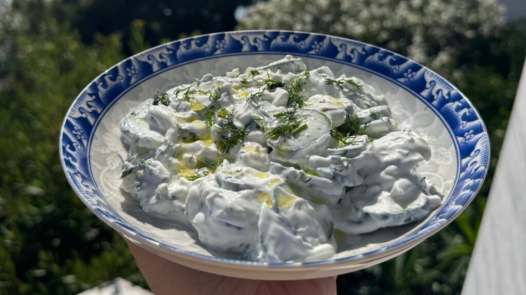 Salată de castraveți cu iaurt grecesc și feta
