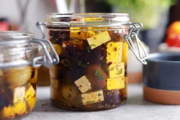 feta marinată cu măsline