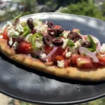 Pita grecească cu feta și roșii