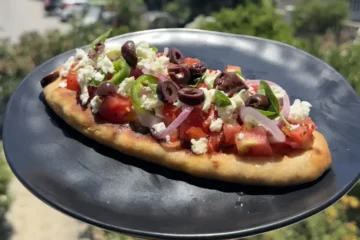 Pita grecească cu feta și roșii