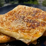 Plăcintă cu feta și miere la tigaie