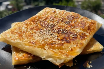Plăcintă cu feta și miere la tigaie
