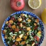 Salată grecească cu halloumi prăjit și rodie