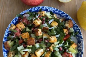 Salată grecească cu halloumi prăjit și rodie