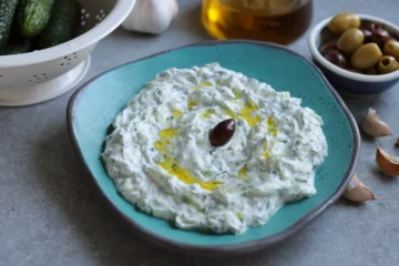 Tzatziki autentic – rețeta grecească simplă și cremoasă